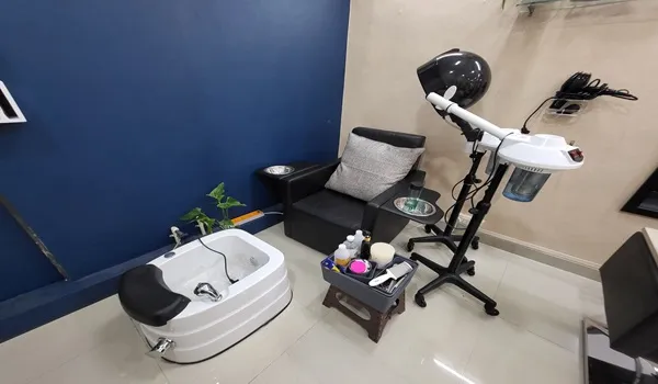 32 Combs And Scissors Unisex Salon