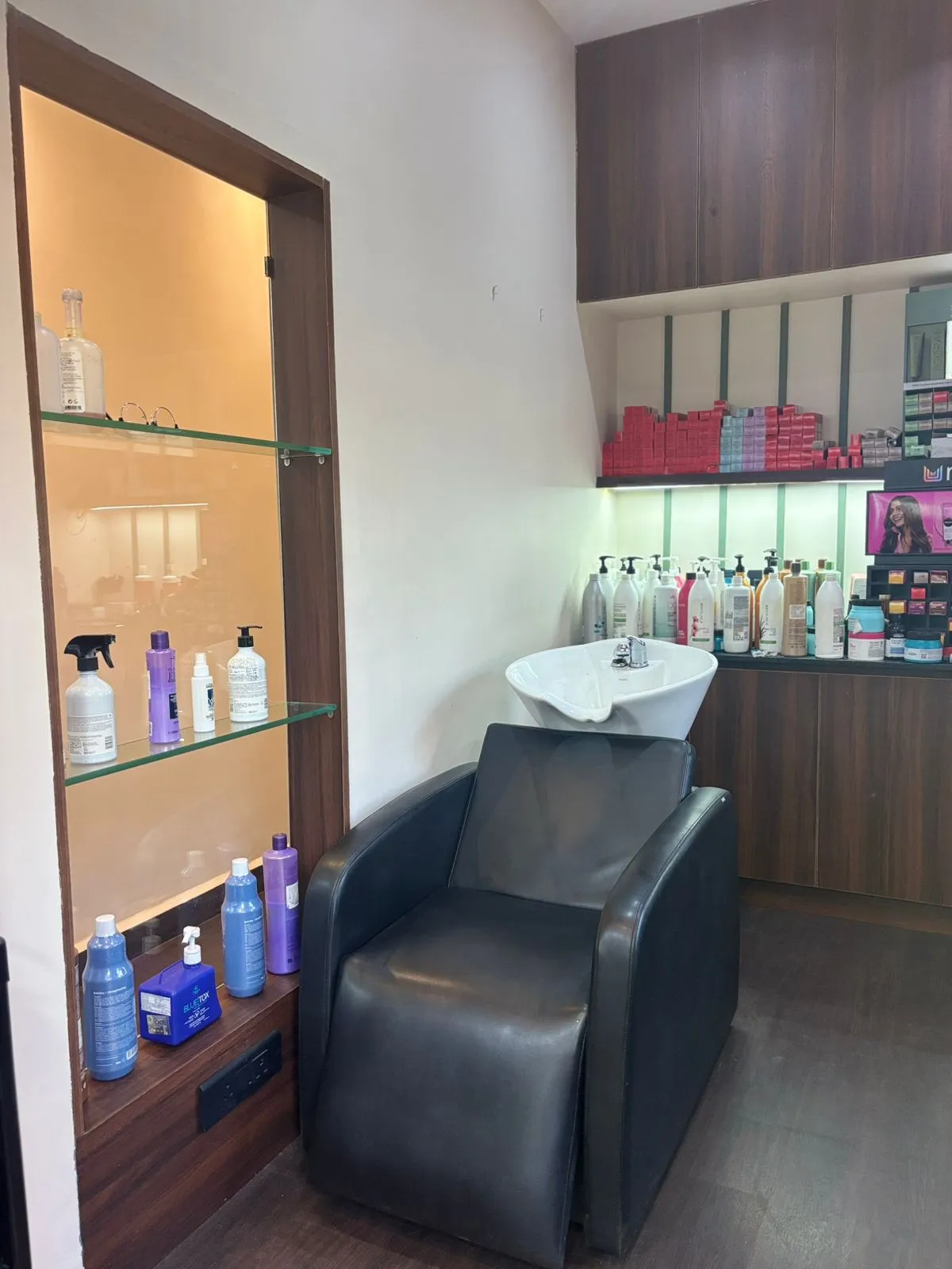 Reine & Roi Salon And Institute Of Aesthetics