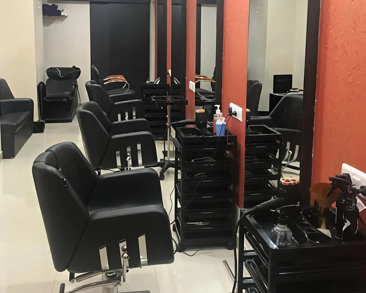Aanoj's Unisex Salon